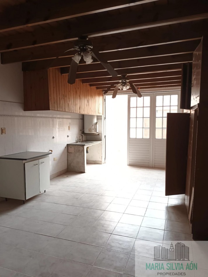 VENTA /PERMUTA CASA CON GALPON EN CORONEL VIDAL CENTRO
